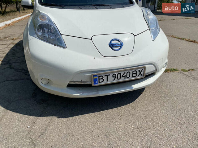 Белый Ниссан Лиф, объемом двигателя 0 л и пробегом 89 тыс. км за 9000 $, фото 4 на Automoto.ua