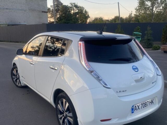 Белый Ниссан Лиф, объемом двигателя 0 л и пробегом 95 тыс. км за 8000 $, фото 4 на Automoto.ua