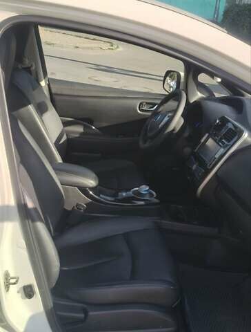 Белый Ниссан Лиф, объемом двигателя 0 л и пробегом 126 тыс. км за 10000 $, фото 8 на Automoto.ua