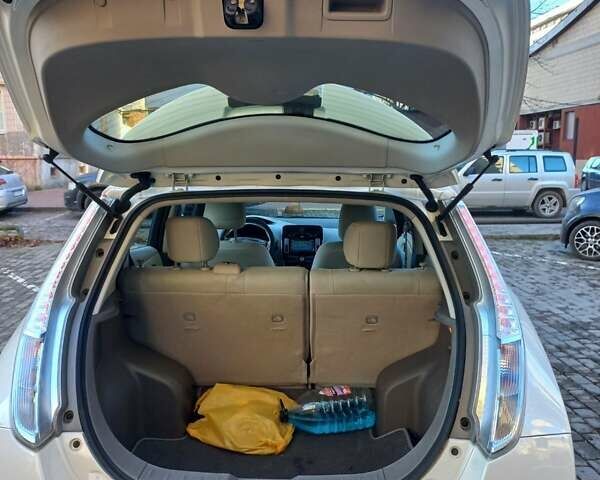 Белый Ниссан Лиф, объемом двигателя 0 л и пробегом 101 тыс. км за 7500 $, фото 2 на Automoto.ua