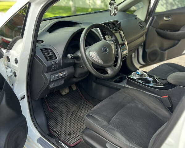 Белый Ниссан Лиф, объемом двигателя 0 л и пробегом 155 тыс. км за 7800 $, фото 6 на Automoto.ua