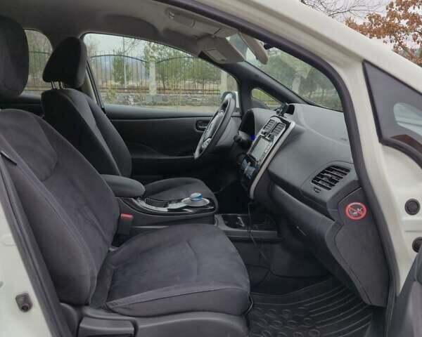 Белый Ниссан Лиф, объемом двигателя 0 л и пробегом 73 тыс. км за 5900 $, фото 21 на Automoto.ua