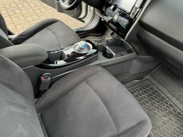 Білий Ніссан Ліф, об'ємом двигуна 0 л та пробігом 65 тис. км за 7500 $, фото 2 на Automoto.ua