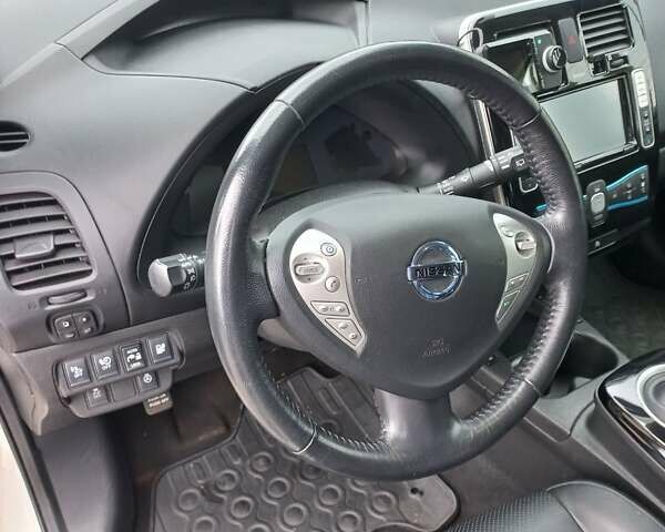 Белый Ниссан Лиф, объемом двигателя 0 л и пробегом 41 тыс. км за 8659 $, фото 31 на Automoto.ua