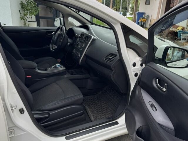 Белый Ниссан Лиф, объемом двигателя 0 л и пробегом 178 тыс. км за 6000 $, фото 4 на Automoto.ua