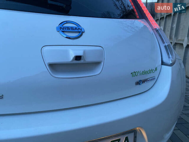 Белый Ниссан Лиф, объемом двигателя 0 л и пробегом 102 тыс. км за 6990 $, фото 8 на Automoto.ua