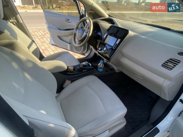 Білий Ніссан Ліф, об'ємом двигуна 0 л та пробігом 53 тис. км за 7700 $, фото 45 на Automoto.ua