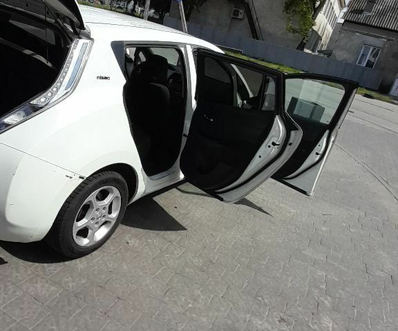 Белый Ниссан Лиф, объемом двигателя 0 л и пробегом 240 тыс. км за 5200 $, фото 8 на Automoto.ua