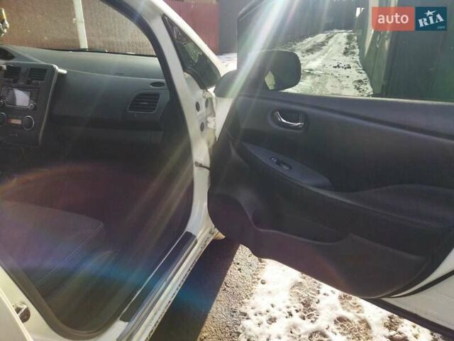 Белый Ниссан Лиф, объемом двигателя 0 л и пробегом 98 тыс. км за 11999 $, фото 19 на Automoto.ua