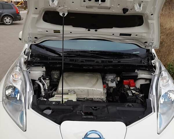 Білий Ніссан Ліф, об'ємом двигуна 0 л та пробігом 120 тис. км за 7200 $, фото 6 на Automoto.ua