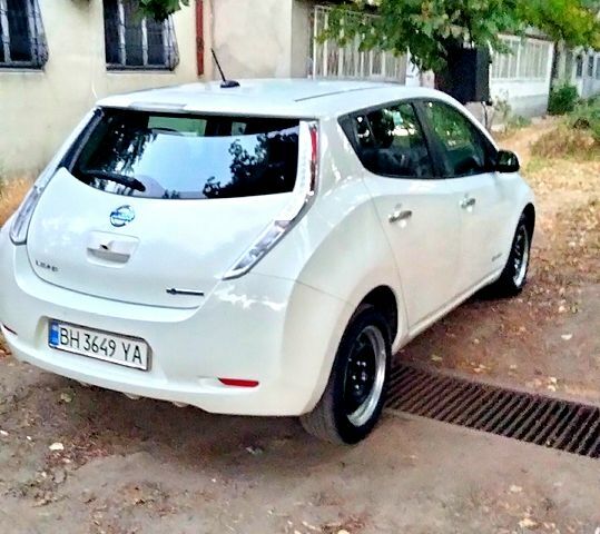 Белый Ниссан Лиф, объемом двигателя 0 л и пробегом 114 тыс. км за 8000 $, фото 2 на Automoto.ua