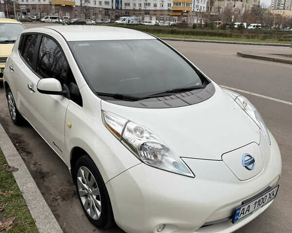 Белый Ниссан Лиф, объемом двигателя 0 л и пробегом 140 тыс. км за 5000 $, фото 5 на Automoto.ua