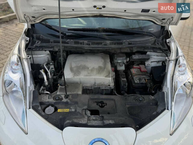 Белый Ниссан Лиф, объемом двигателя 0 л и пробегом 91 тыс. км за 6999 $, фото 33 на Automoto.ua