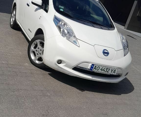 Белый Ниссан Лиф, объемом двигателя 0 л и пробегом 240 тыс. км за 5200 $, фото 1 на Automoto.ua