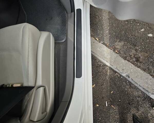 Белый Ниссан Лиф, объемом двигателя 0 л и пробегом 166 тыс. км за 7000 $, фото 10 на Automoto.ua