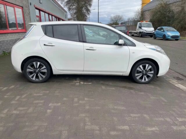 Белый Ниссан Лиф, объемом двигателя 0 л и пробегом 73 тыс. км за 4600 $, фото 5 на Automoto.ua