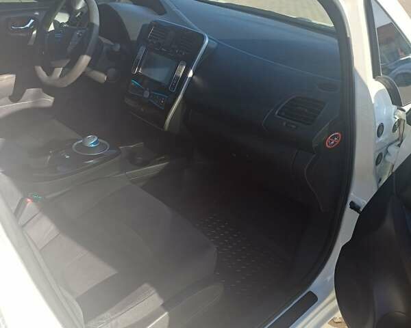 Белый Ниссан Лиф, объемом двигателя 0 л и пробегом 140 тыс. км за 7700 $, фото 1 на Automoto.ua