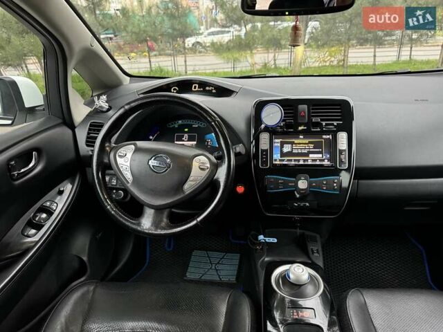 Белый Ниссан Лиф, объемом двигателя 0 л и пробегом 195 тыс. км за 6999 $, фото 18 на Automoto.ua