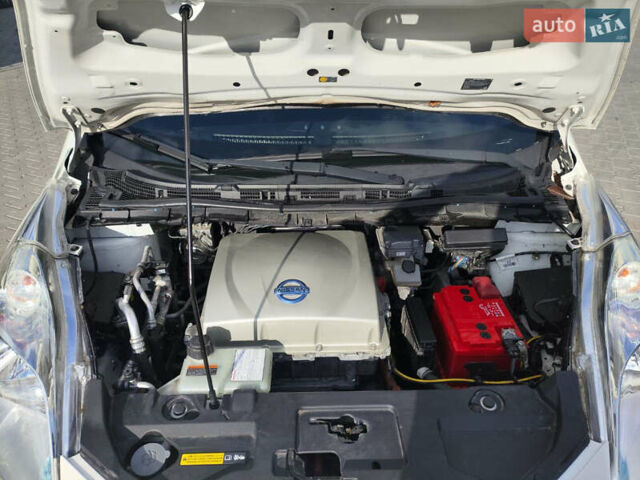 Белый Ниссан Лиф, объемом двигателя 0 л и пробегом 165 тыс. км за 7300 $, фото 34 на Automoto.ua