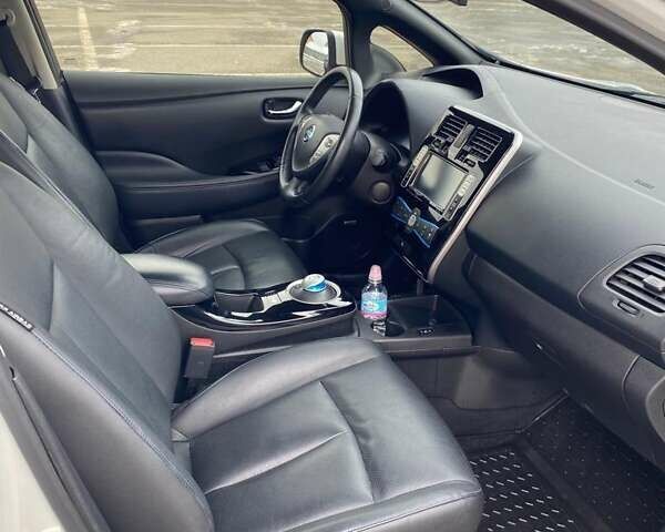 Белый Ниссан Лиф, объемом двигателя 0 л и пробегом 110 тыс. км за 14500 $, фото 8 на Automoto.ua