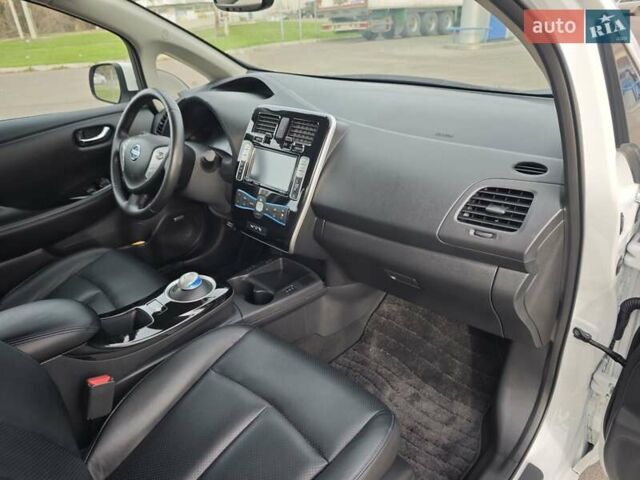 Белый Ниссан Лиф, объемом двигателя 0 л и пробегом 27 тыс. км за 8999 $, фото 34 на Automoto.ua