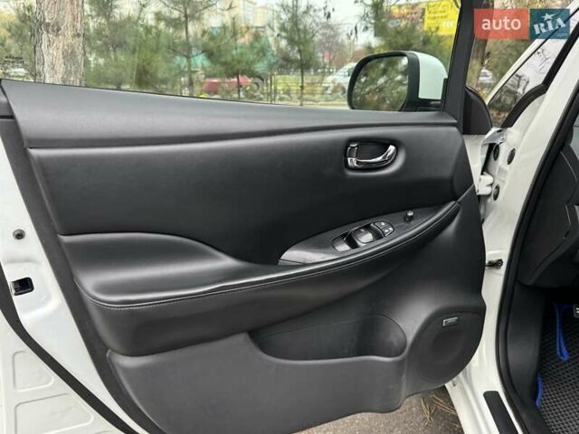 Белый Ниссан Лиф, объемом двигателя 0 л и пробегом 195 тыс. км за 6999 $, фото 11 на Automoto.ua