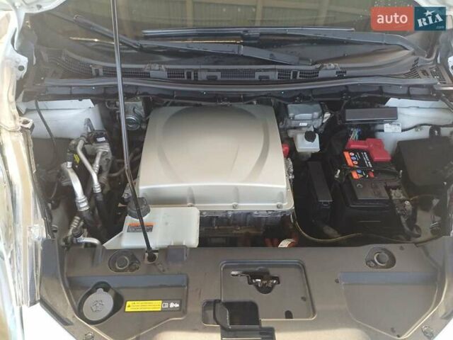 Белый Ниссан Лиф, объемом двигателя 0 л и пробегом 140 тыс. км за 7700 $, фото 5 на Automoto.ua