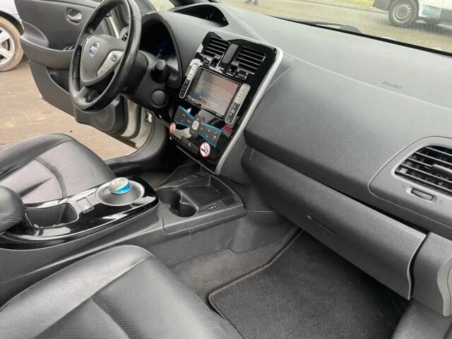 Белый Ниссан Лиф, объемом двигателя 0 л и пробегом 73 тыс. км за 4600 $, фото 7 на Automoto.ua