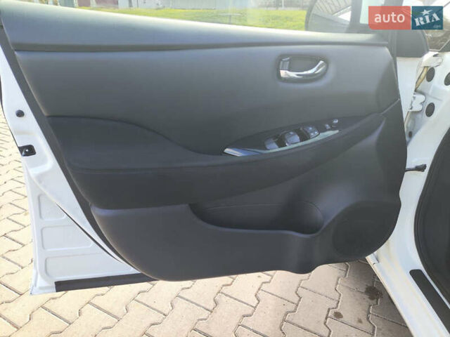 Белый Ниссан Лиф, объемом двигателя 0 л и пробегом 165 тыс. км за 7300 $, фото 30 на Automoto.ua