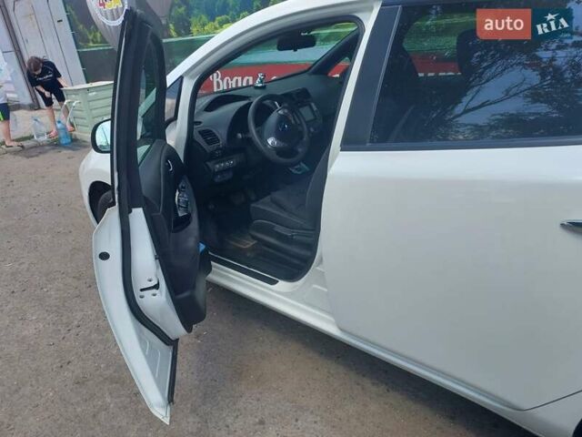 Білий Ніссан Ліф, об'ємом двигуна 0 л та пробігом 85 тис. км за 10000 $, фото 1 на Automoto.ua
