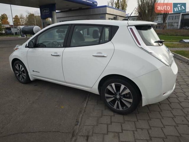 Белый Ниссан Лиф, объемом двигателя 0 л и пробегом 27 тыс. км за 8999 $, фото 19 на Automoto.ua