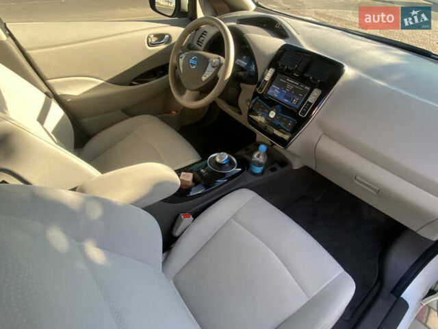 Білий Ніссан Ліф, об'ємом двигуна 0 л та пробігом 53 тис. км за 7700 $, фото 16 на Automoto.ua