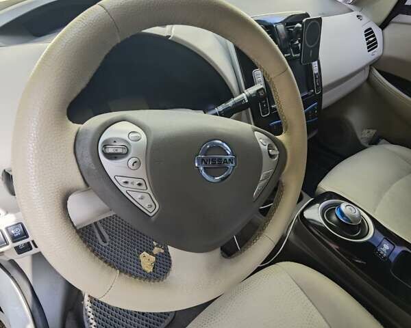 Белый Ниссан Лиф, объемом двигателя 0 л и пробегом 166 тыс. км за 7000 $, фото 2 на Automoto.ua