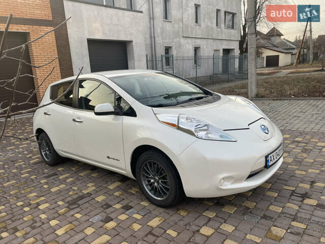 Белый Ниссан Лиф, объемом двигателя 0 л и пробегом 95 тыс. км за 14500 $, фото 7 на Automoto.ua