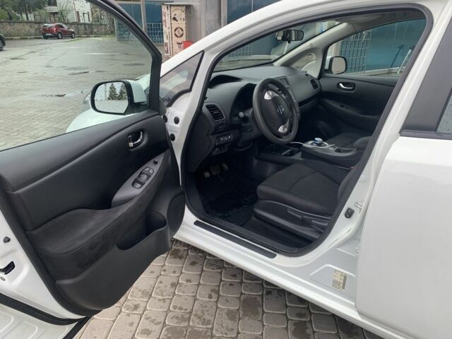 Белый Ниссан Лиф, объемом двигателя 0 л и пробегом 60 тыс. км за 7000 $, фото 5 на Automoto.ua