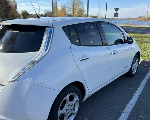 Белый Ниссан Лиф, объемом двигателя 0 л и пробегом 101 тыс. км за 7900 $, фото 4 на Automoto.ua