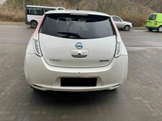 Белый Ниссан Лиф, объемом двигателя 0 л и пробегом 73 тыс. км за 4600 $, фото 4 на Automoto.ua