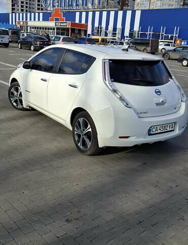 Білий Ніссан Ліф, об'ємом двигуна 0 л та пробігом 103 тис. км за 7999 $, фото 4 на Automoto.ua