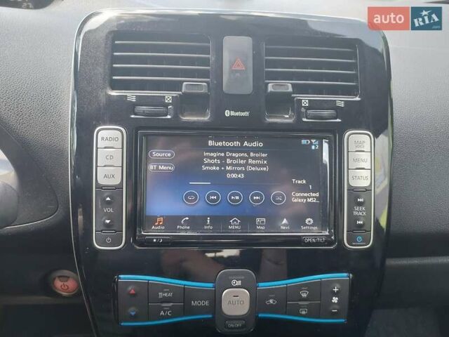 Білий Ніссан Ліф, об'ємом двигуна 0 л та пробігом 85 тис. км за 10000 $, фото 4 на Automoto.ua