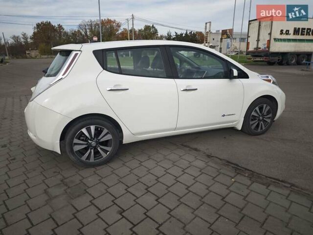 Белый Ниссан Лиф, объемом двигателя 0 л и пробегом 27 тыс. км за 8999 $, фото 3 на Automoto.ua