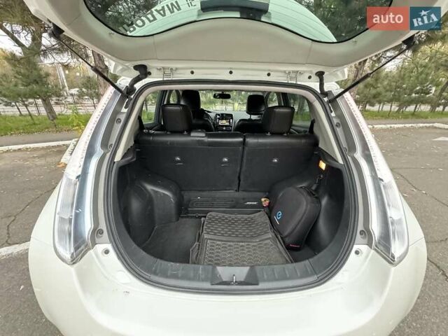 Белый Ниссан Лиф, объемом двигателя 0 л и пробегом 195 тыс. км за 6999 $, фото 10 на Automoto.ua