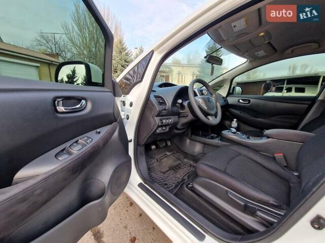 Белый Ниссан Лиф, объемом двигателя 0 л и пробегом 90 тыс. км за 7500 $, фото 12 на Automoto.ua