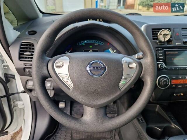 Белый Ниссан Лиф, объемом двигателя 0 л и пробегом 90 тыс. км за 7500 $, фото 14 на Automoto.ua