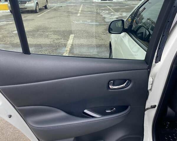 Белый Ниссан Лиф, объемом двигателя 0 л и пробегом 110 тыс. км за 14500 $, фото 13 на Automoto.ua