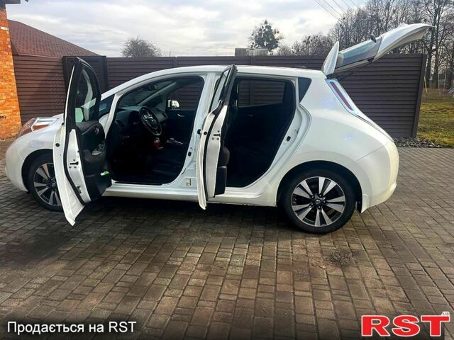 Белый Ниссан Лиф, объемом двигателя 0 л и пробегом 50 тыс. км за 7000 $, фото 6 на Automoto.ua