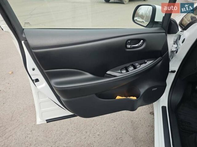 Белый Ниссан Лиф, объемом двигателя 0 л и пробегом 27 тыс. км за 8999 $, фото 25 на Automoto.ua