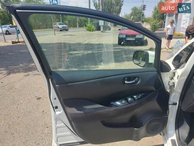 Білий Ніссан Ліф, об'ємом двигуна 0 л та пробігом 85 тис. км за 10000 $, фото 6 на Automoto.ua