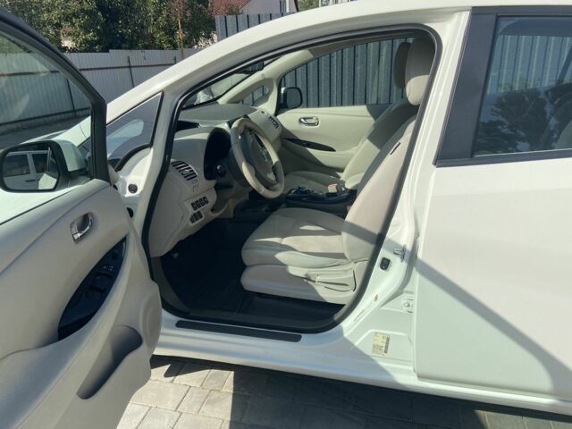 Белый Ниссан Лиф, объемом двигателя 0 л и пробегом 73 тыс. км за 7500 $, фото 4 на Automoto.ua