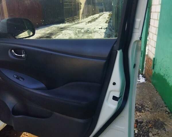 Белый Ниссан Лиф, объемом двигателя 0 л и пробегом 98 тыс. км за 11999 $, фото 20 на Automoto.ua