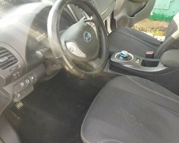 Белый Ниссан Лиф, объемом двигателя 0 л и пробегом 98 тыс. км за 11999 $, фото 12 на Automoto.ua